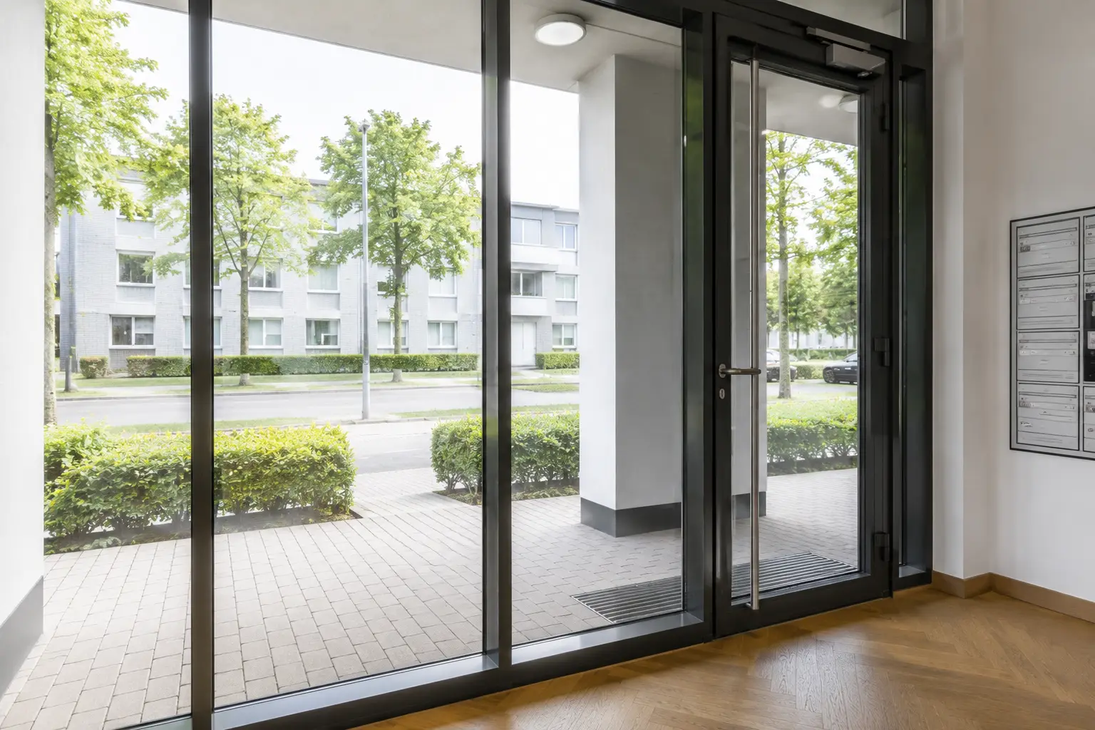 Fensterreinigung: große Glasfront und Eingangstür eines Bürogebäudes Fensterreinigung: große Glasfront und Eingangstür eines Bürogebäudes