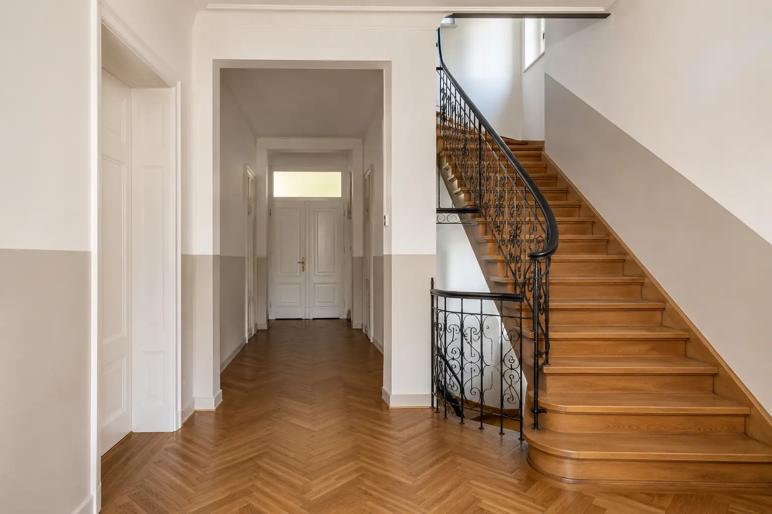 Treppenhausreinigung: gepflegtes Altbau-Treppenhaus mit Holztreppe und Parkett Treppenhausreinigung: gepflegtes Altbau-Treppenhaus mit Holztreppe und Parkett